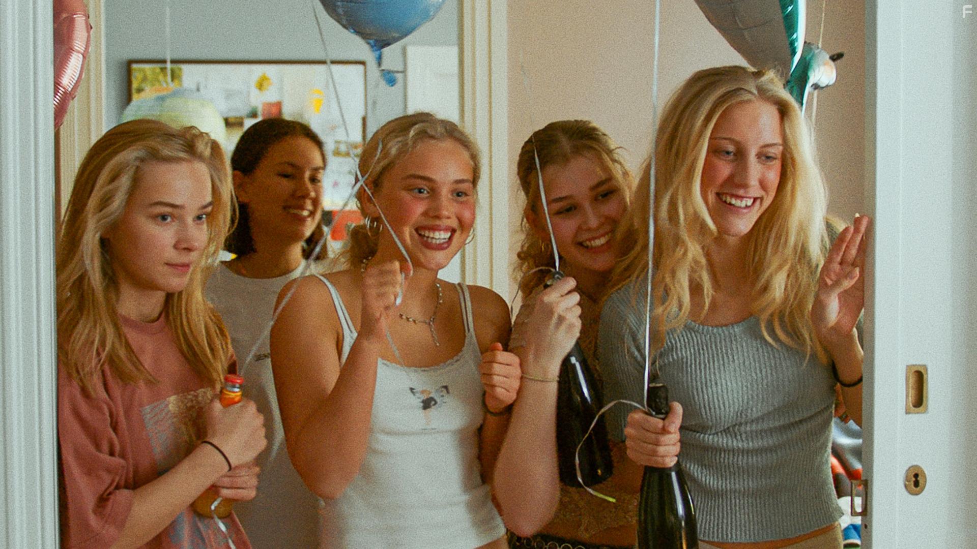 Safina Coster-Waldau, Signe Riis Petersen, Alma Ge, Ingrid Bjerg-Raft, and Lilja Sloth Engelbrecht in Salsa (2022)