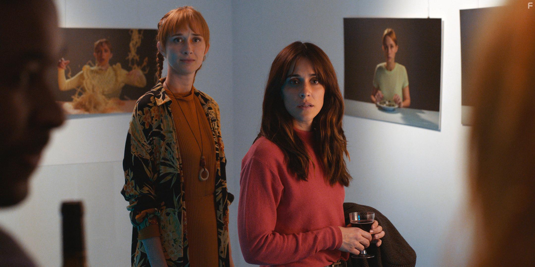 Macarena Garca and Ingrid Garca Jonsson in El arte de volver (2020)