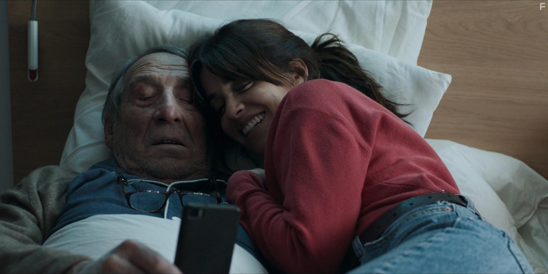 Celso Bugallo and Macarena Garca in El arte de volver (2020)