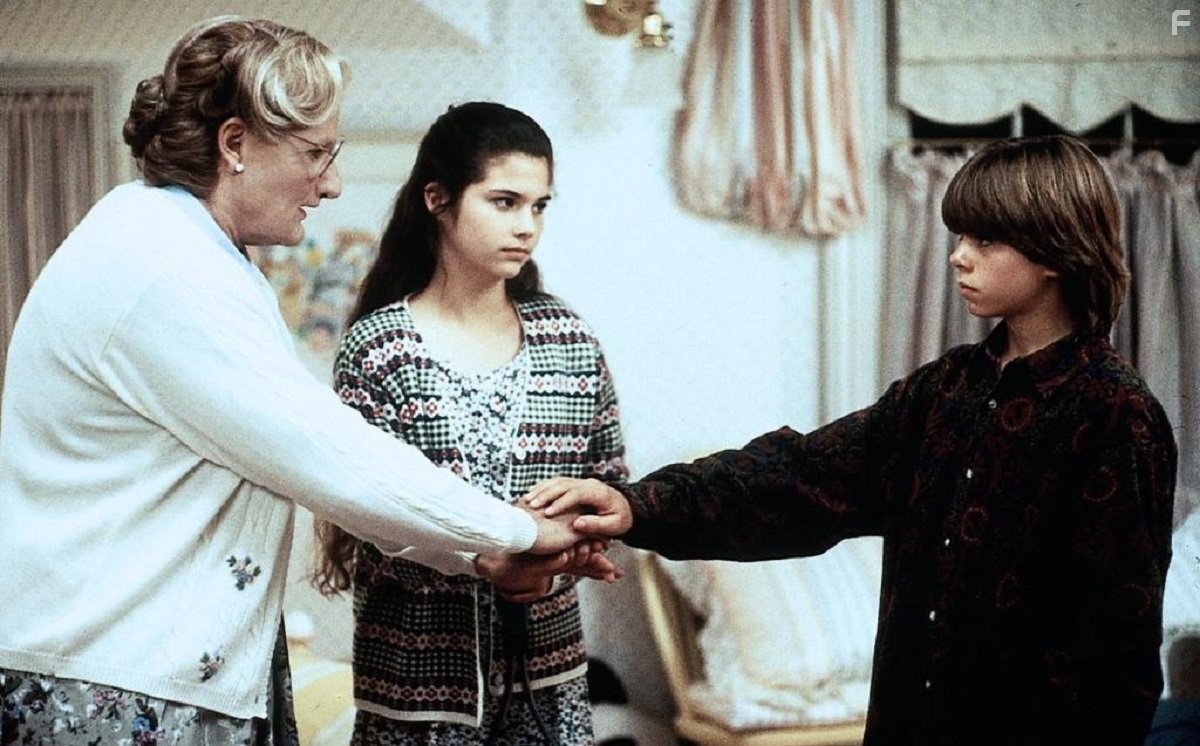 Robin Williams, Lisa Jakub, and Matthew Lawrence in Миссис Даутфайр (1993)