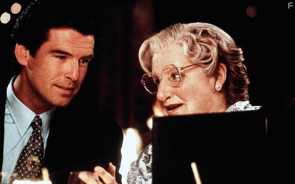 Pierce Brosnan and Robin Williams in Миссис Даутфайр (1993)