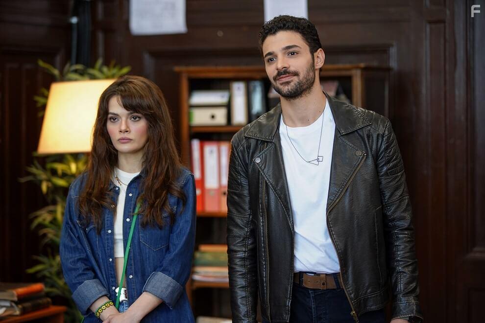 Halit zgr Sari and Sinem nsal in Gizli Sakli (2022)