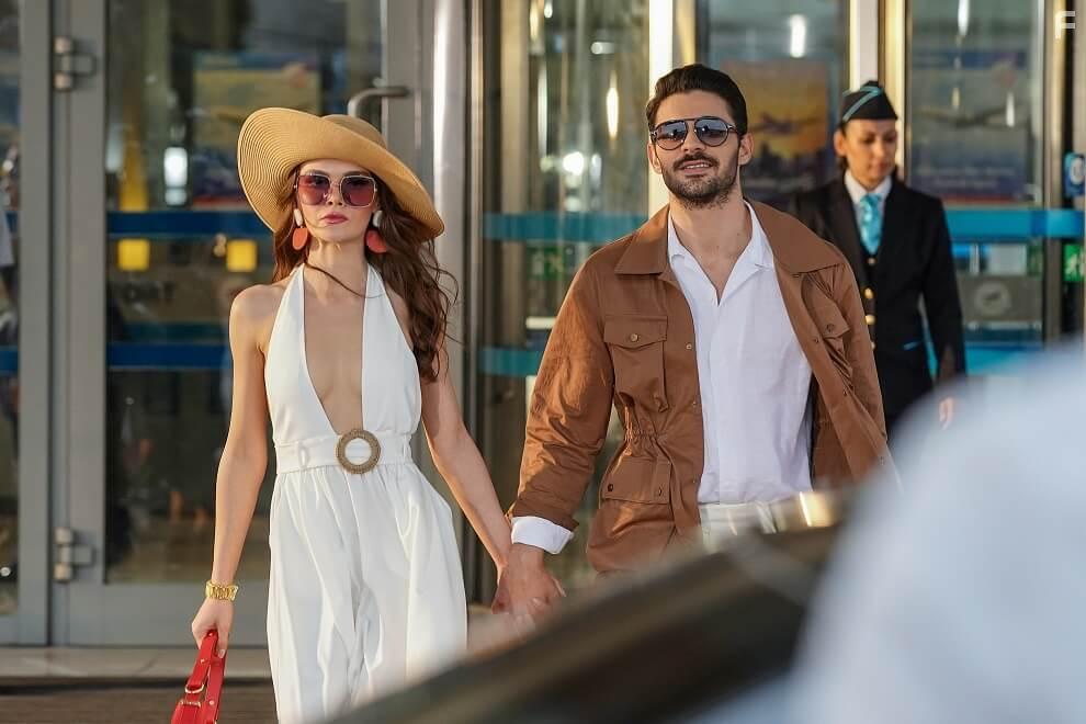 Halit zgr Sari and Sinem nsal in Gizli Sakli (2022)