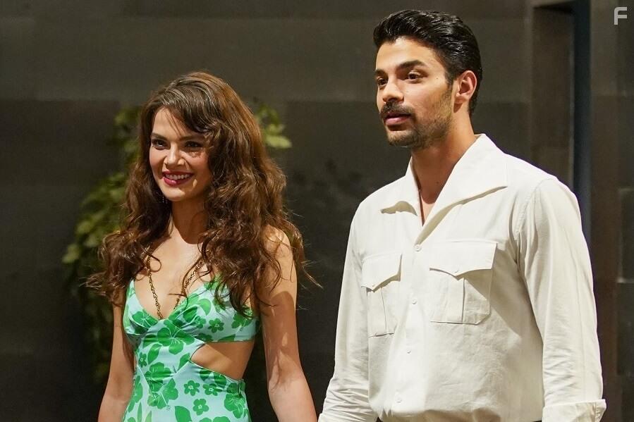 Halit zgr Sari and Sinem nsal in Gizli Sakli (2022)