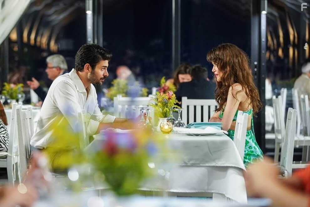 Halit zgr Sari and Sinem nsal in Gizli Sakli (2022)