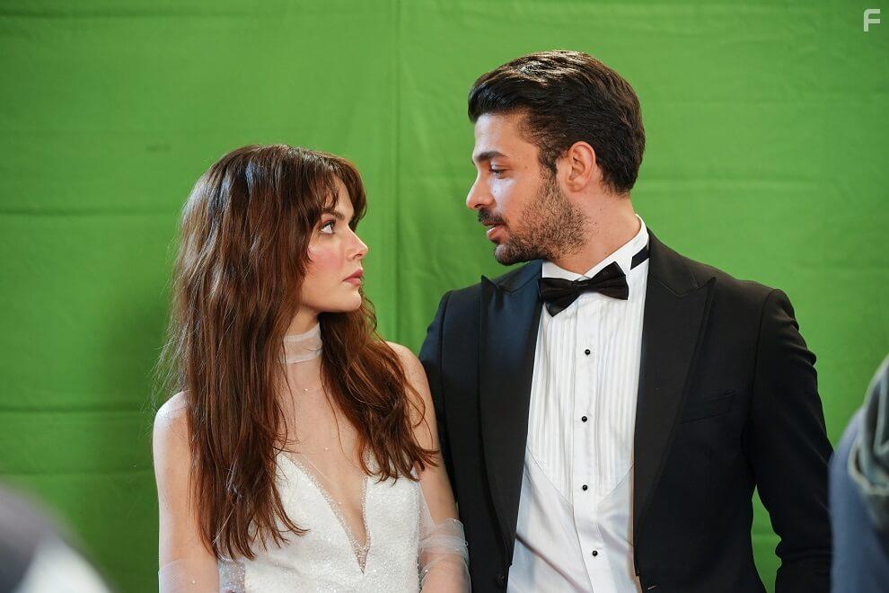 Halit zgr Sari and Sinem nsal in Gizli Sakli (2022)