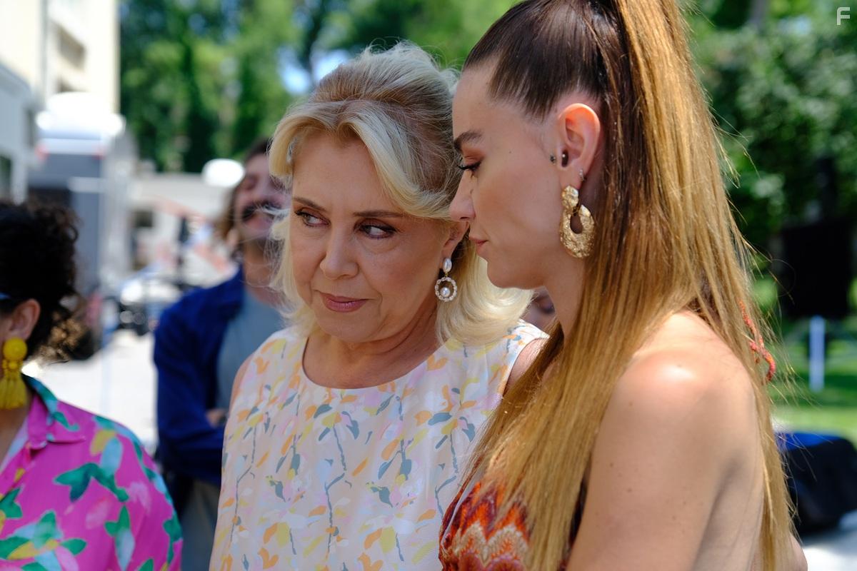 Nergis Kumbasar and Hazal Benli in Seversin (2022)