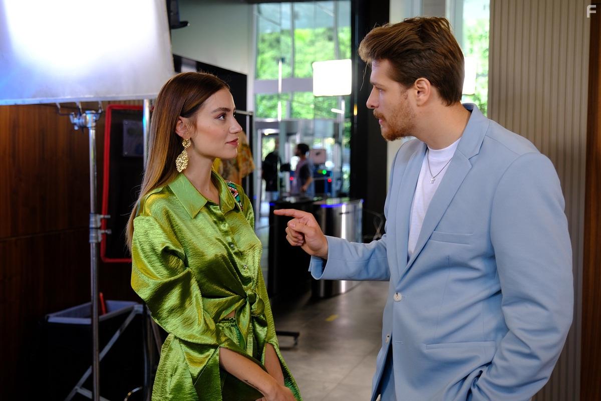 Burak Yrk and Hazal Benli in Seversin (2022)
