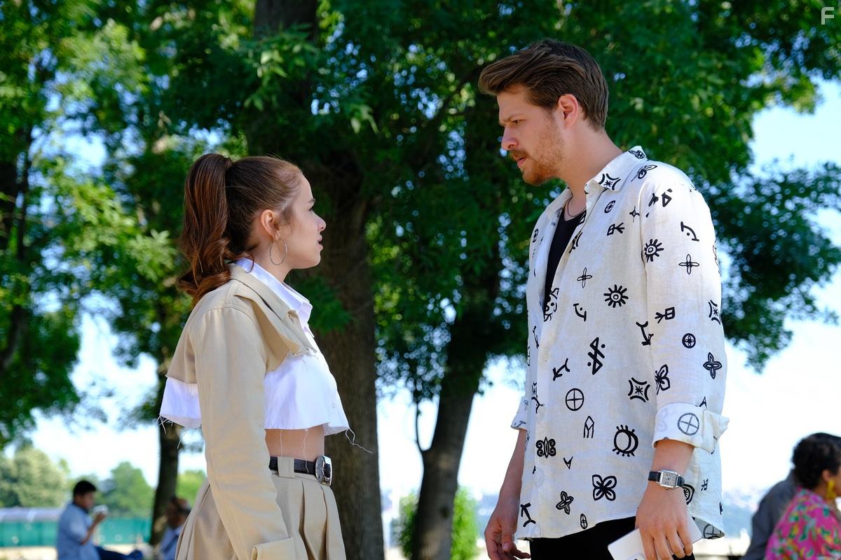 Burak Yrk and Ilayda Alisan in Seversin (2022)