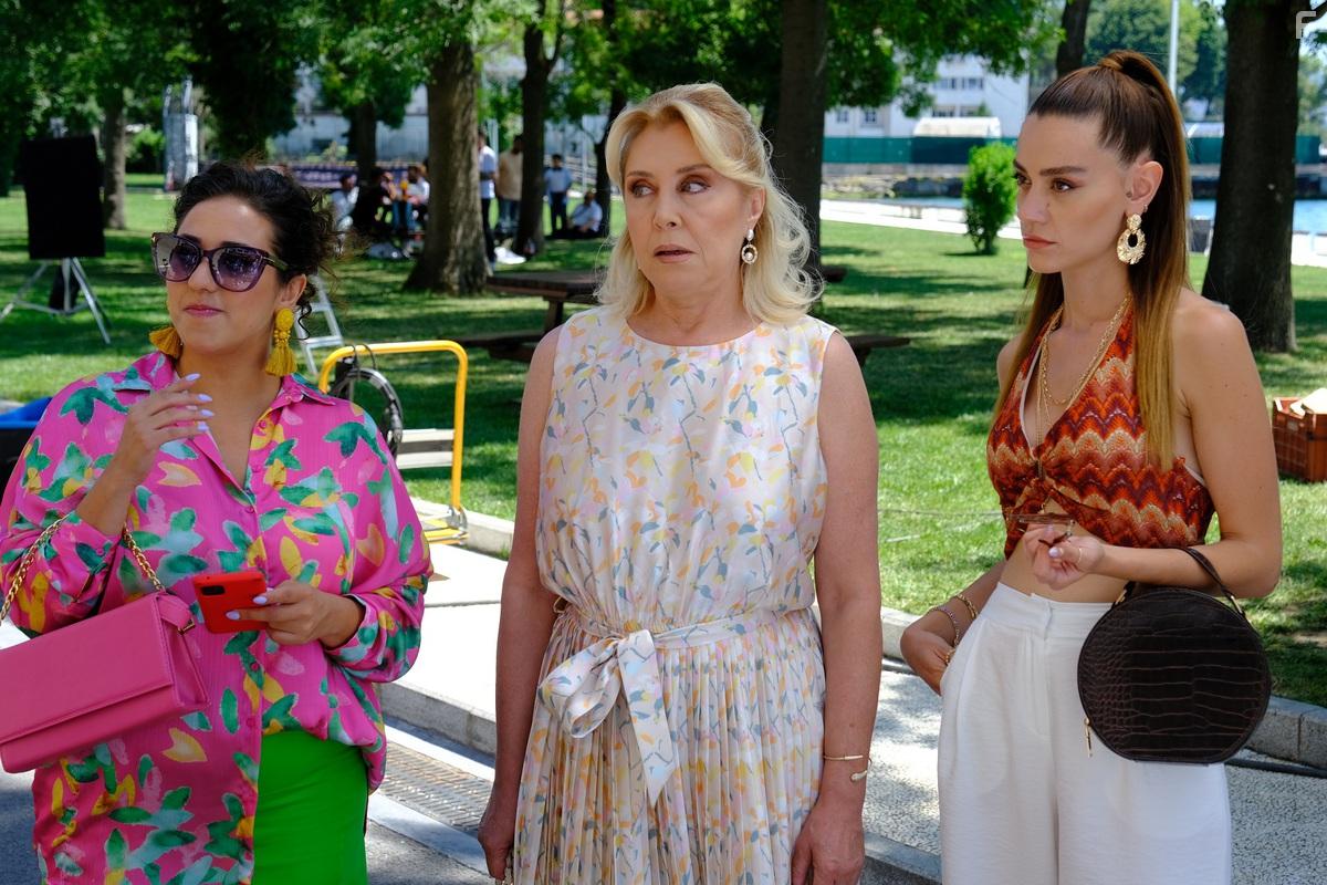 Nergis Kumbasar, Hazal Benli, and Ceren Tasci in Seversin (2022)