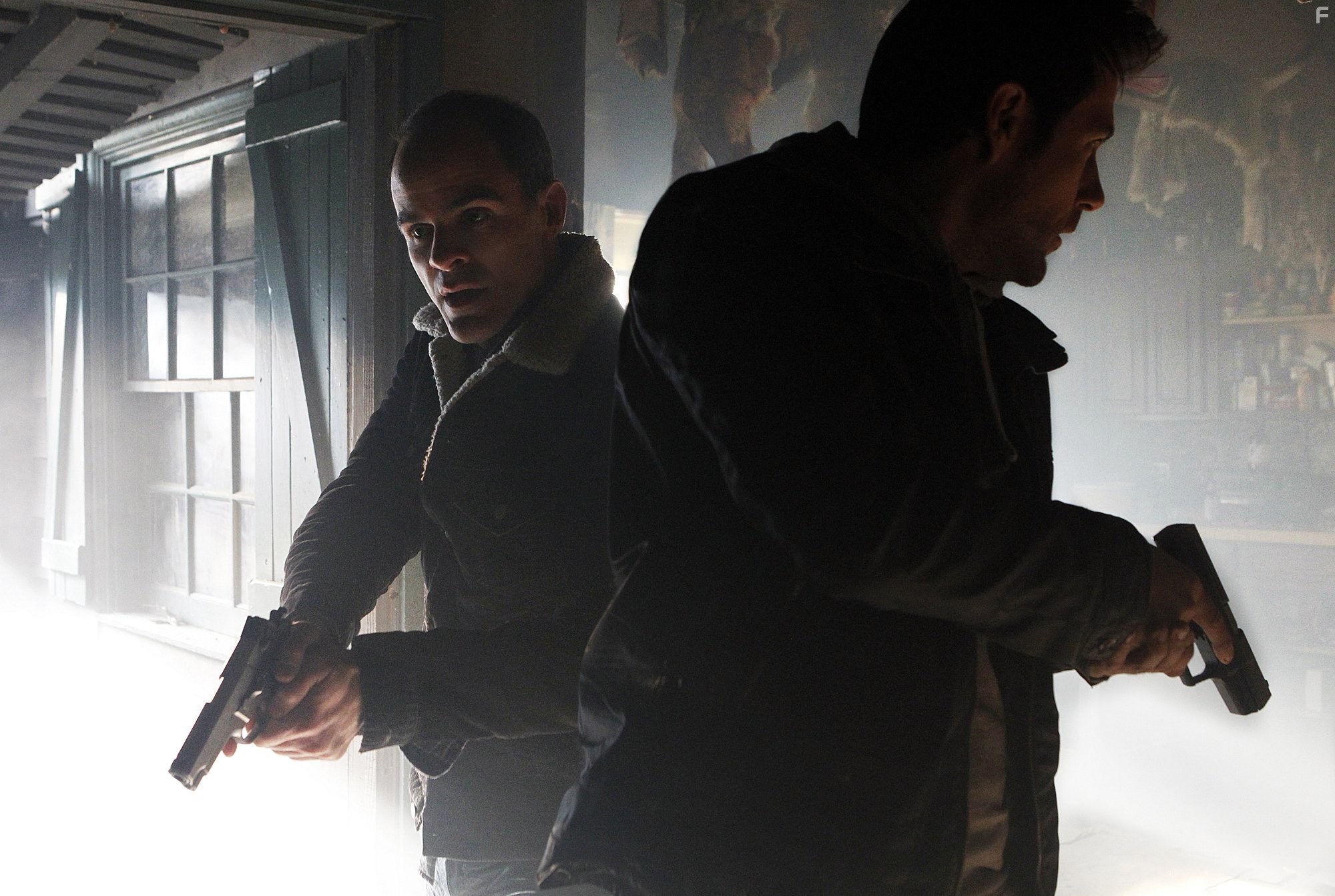 Michael Kelly and Matt Ryan in Мыслить как преступник: Поведение подозреваемого (2011)