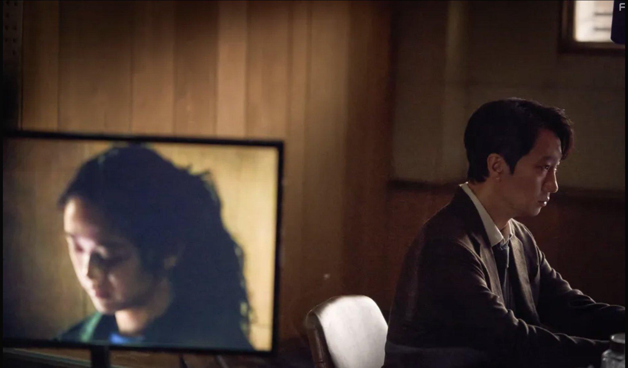 Park Hae-il and Tang Wei in Decision to Leave (2022)