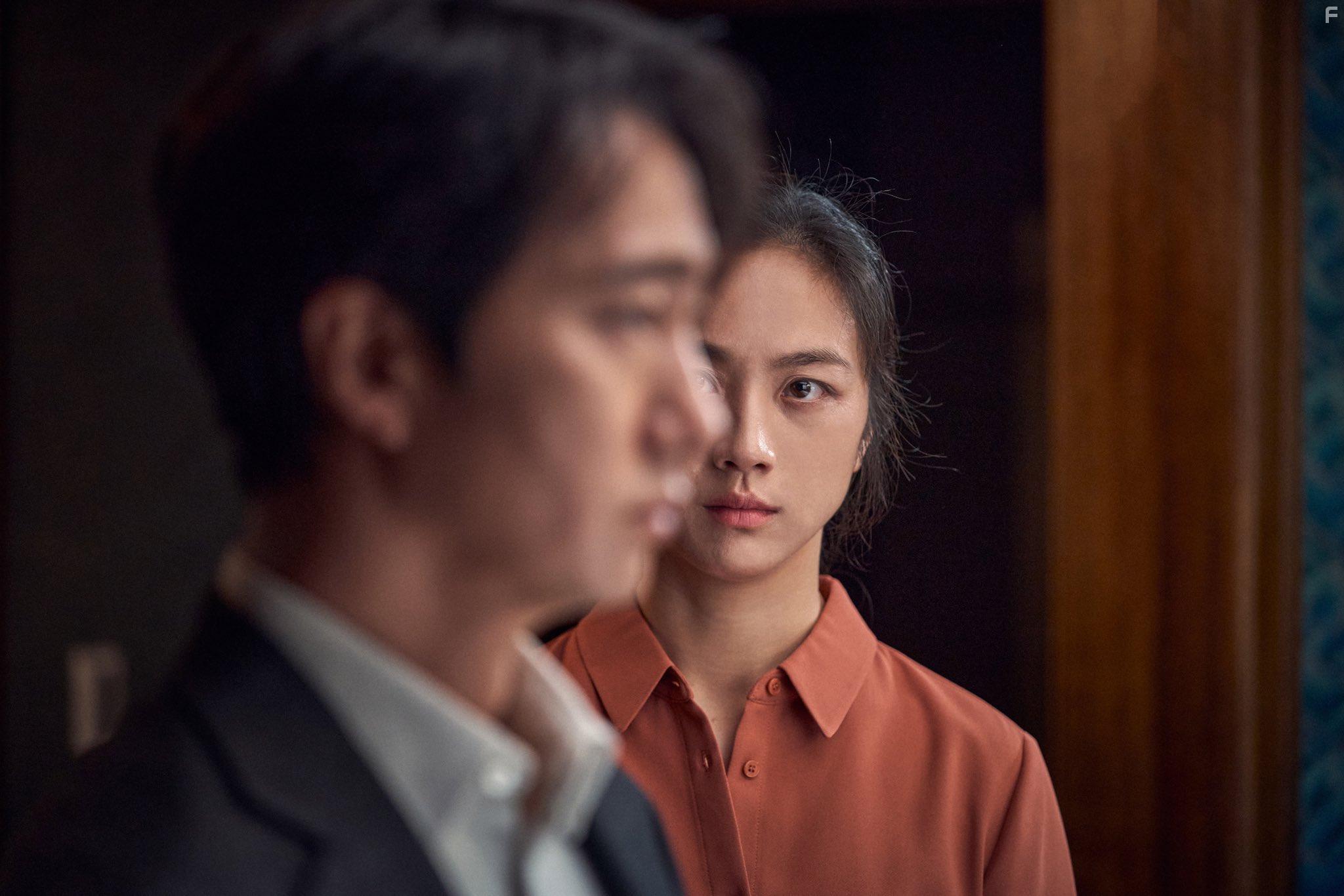 Park Hae-il and Tang Wei in Decision to Leave (2022)