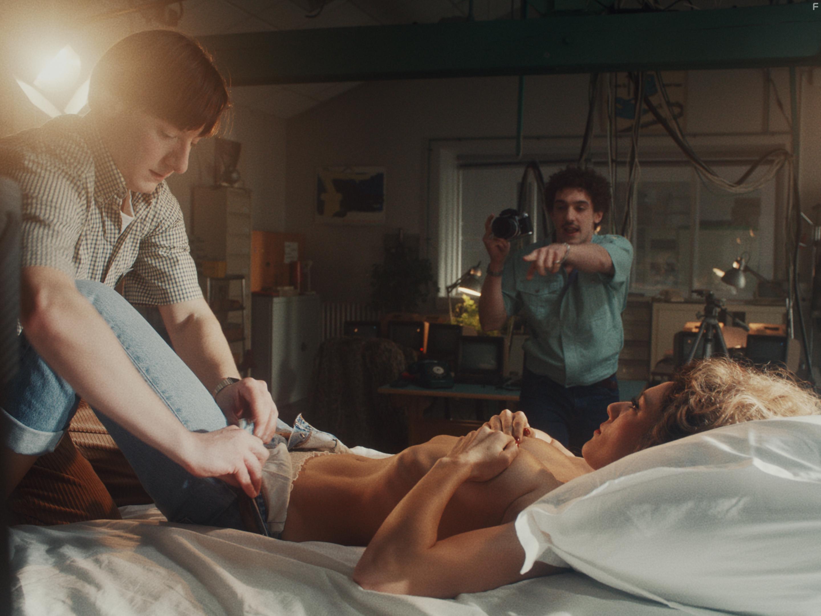 Arthur Mazet, Vanessa Guide, and Paul Scarfoglio in 3615 Monique (2020)