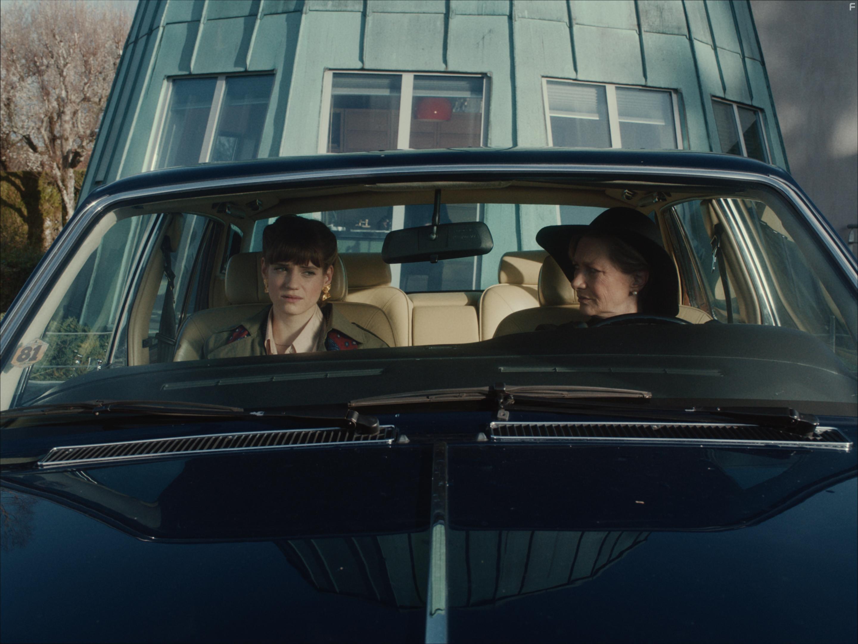 Anne Loiret and Nomie Schmidt in 3615 Monique (2020)