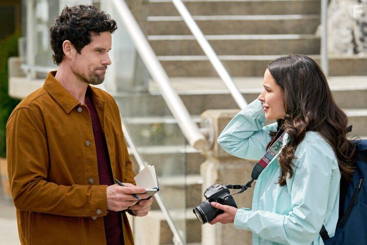 Rhiannon Fish and Benjamin Hollingsworth in A Splash of Love (2022)