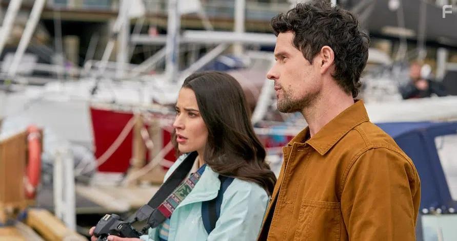 Rhiannon Fish and Benjamin Hollingsworth in A Splash of Love (2022)