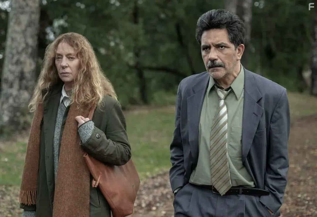 Claudia Di Girlamo and Pablo Macaya in 42 das en la oscuridad (2022)