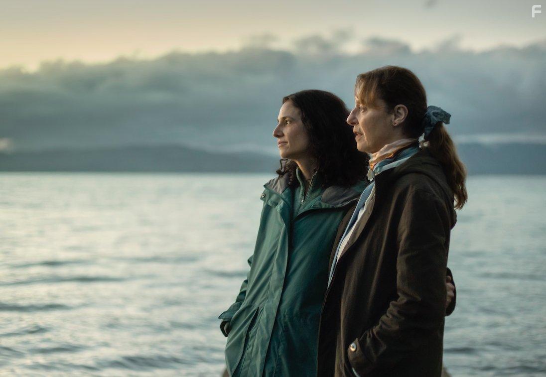 Claudia Di Girlamo and Aline Kppenheim in 42 das en la oscuridad (2022)