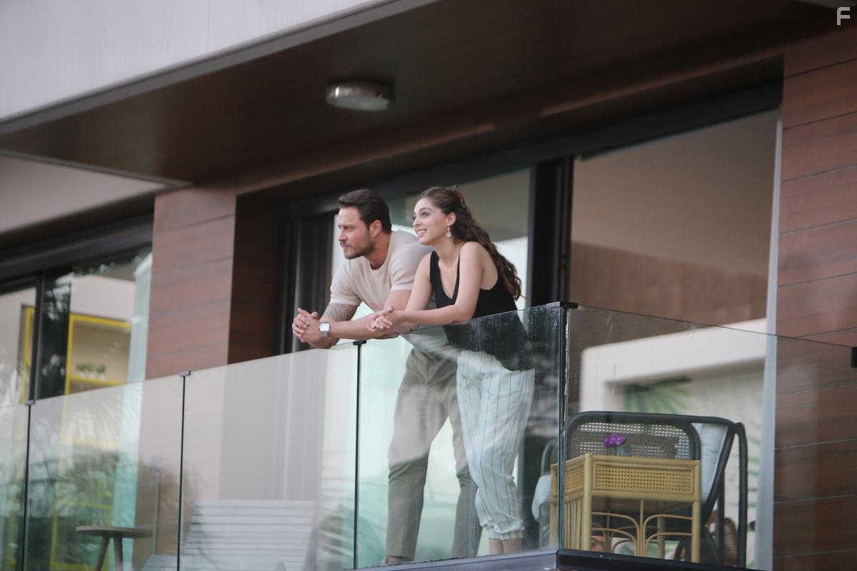 Burak elik and Cemre Baysel in Senden Daha Gzel (2022)