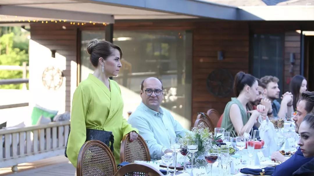 Sevin Erbulak, Berat Yenilmez, Burak elik, Merve Sen, Cemre Baysel, Aziz Caner Inan, and Yunus Eski in Senden Daha Gzel (2022)