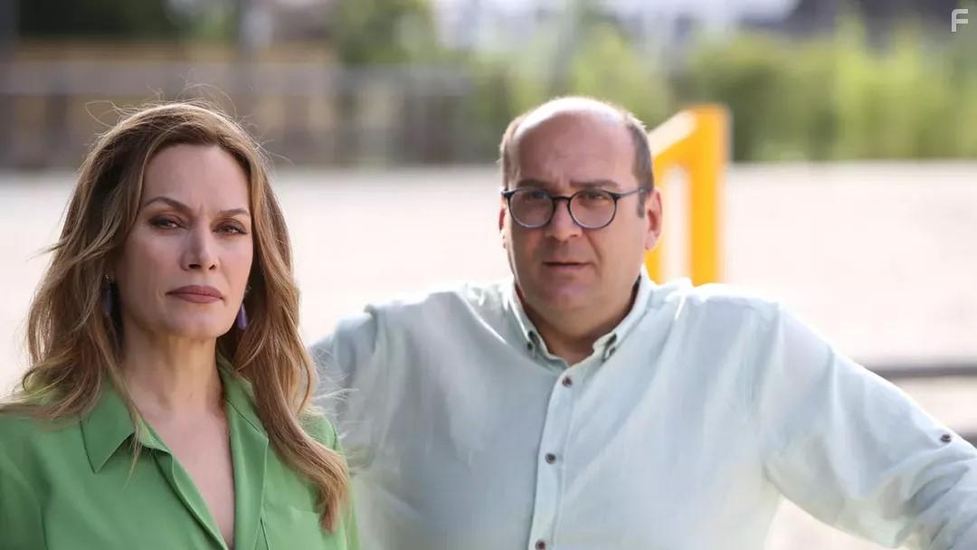 Ebru Cndbeyoglu and Berat Yenilmez in Senden Daha Gzel (2022)