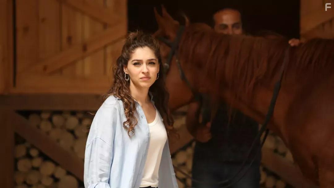 Cemre Baysel in Senden Daha Gzel (2022)