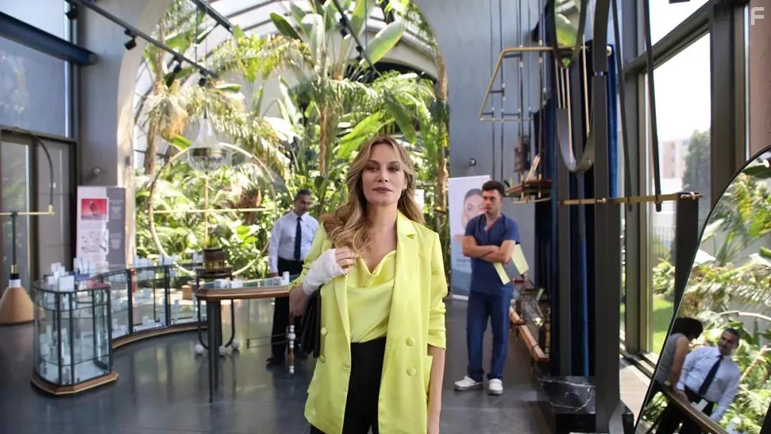 Ebru Cndbeyoglu in Senden Daha Gzel (2022)