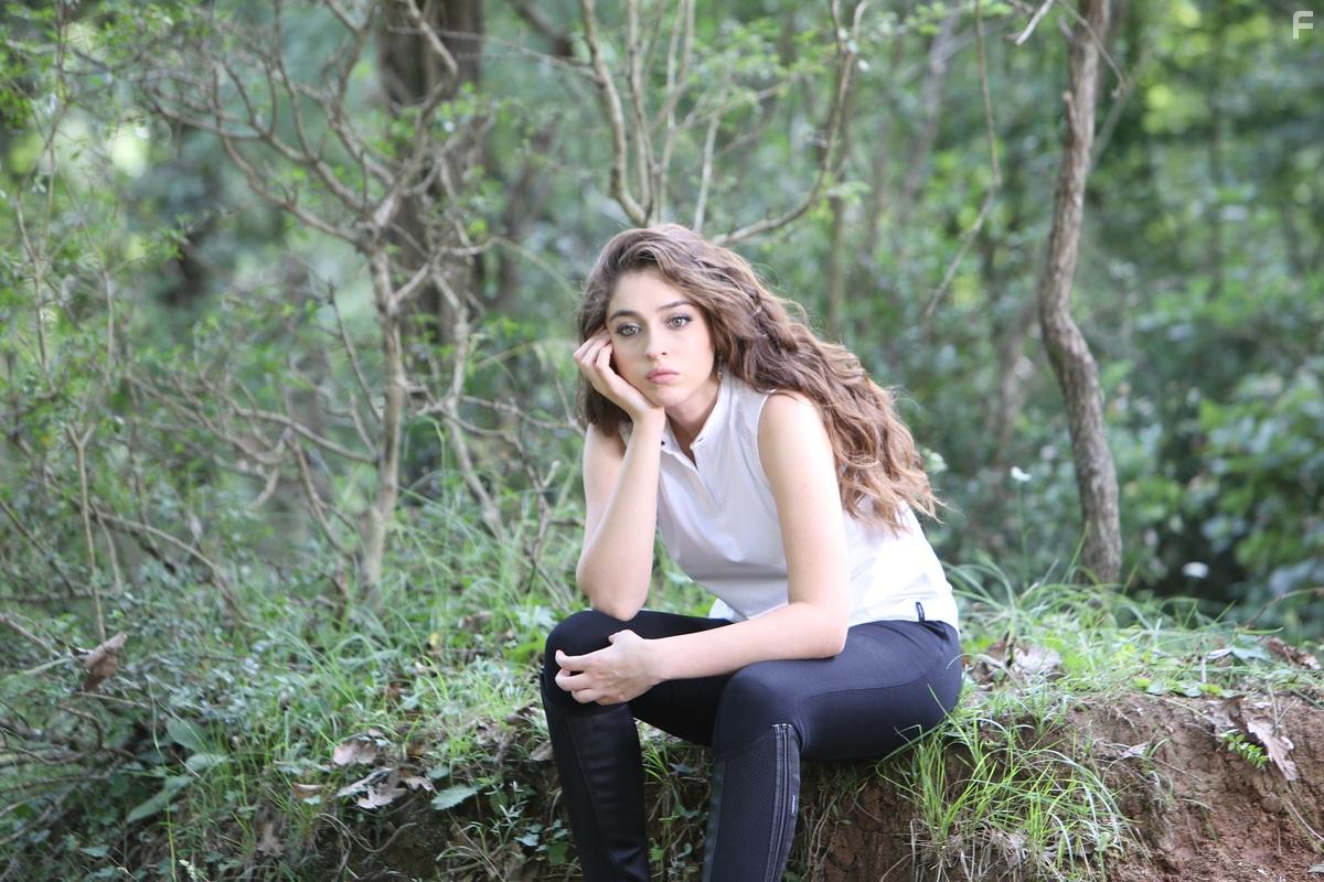 Cemre Baysel in Senden Daha Gzel (2022)