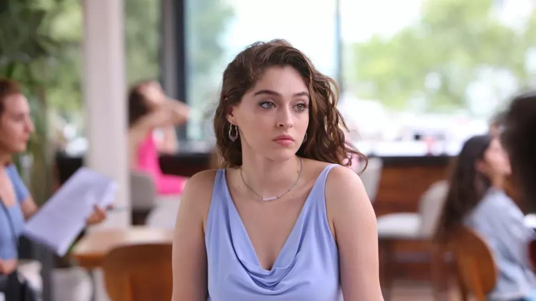 Cemre Baysel in Senden Daha Gzel (2022)