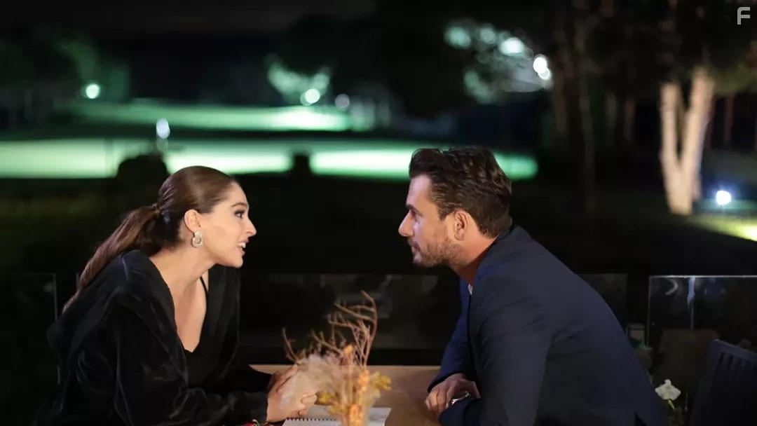 Cemre Baysel and Hakan Dinkol in Senden Daha Gzel (2022)