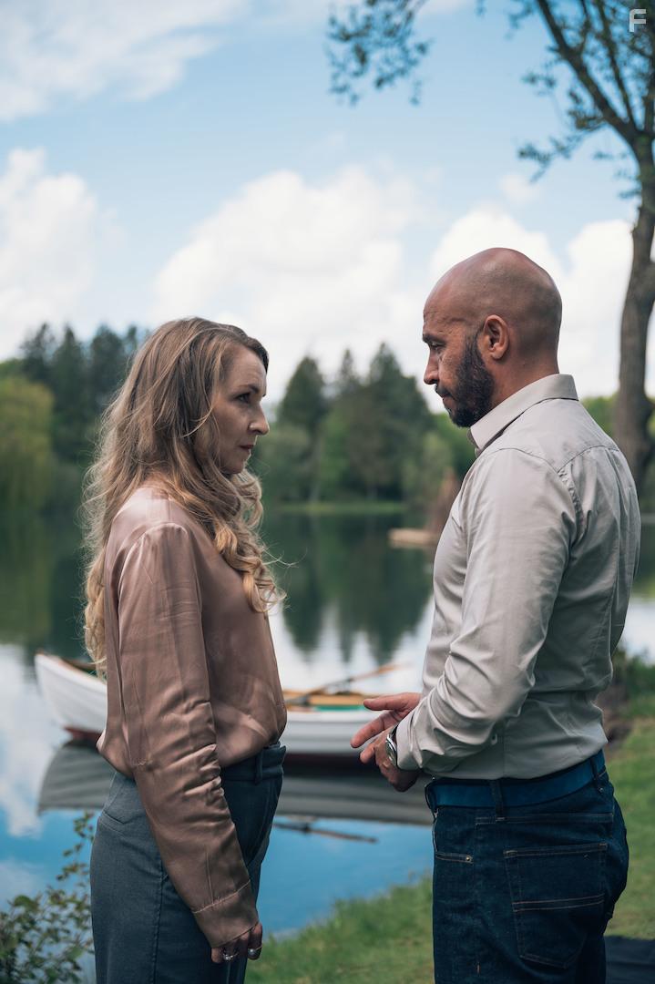 Sonja Richter and Dar Salim in Krlighed for voksne (2022)