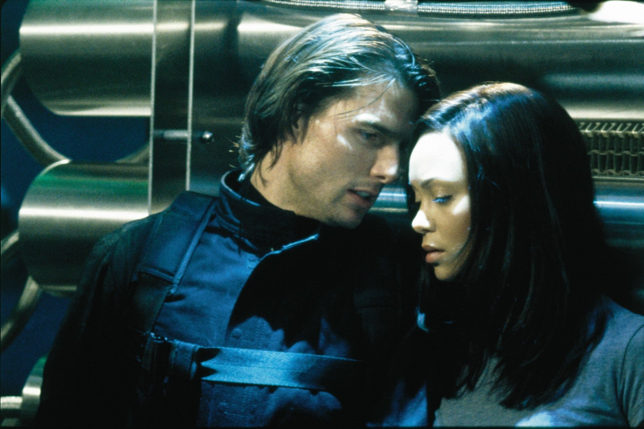 Tom Cruise and Thandie Newton in Миссия: невыполнима 2 (2000)