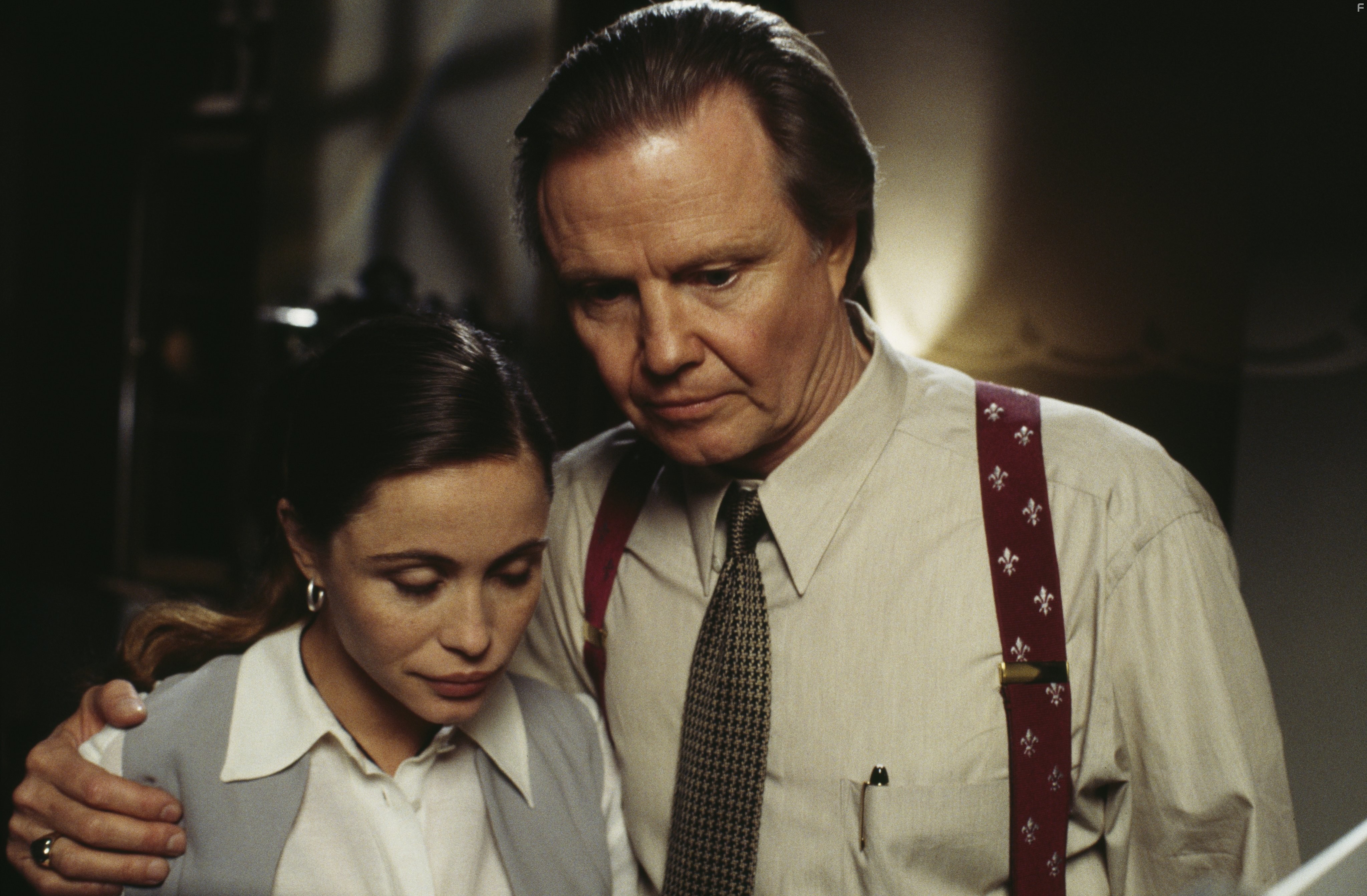Emmanuelle B?art and Jon Voight in Миссия: невыполнима (1996)
