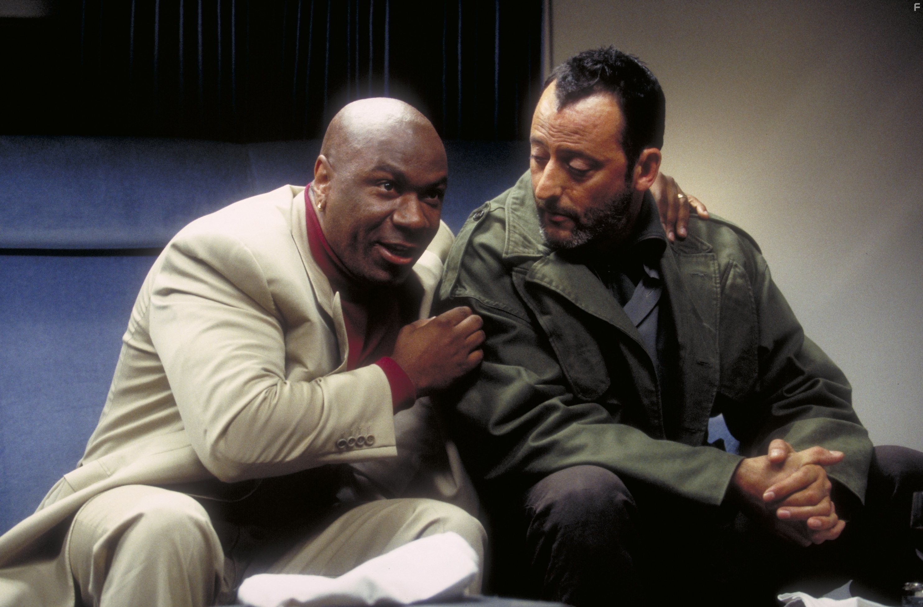 Jean Reno and Ving Rhames in Миссия: невыполнима (1996)