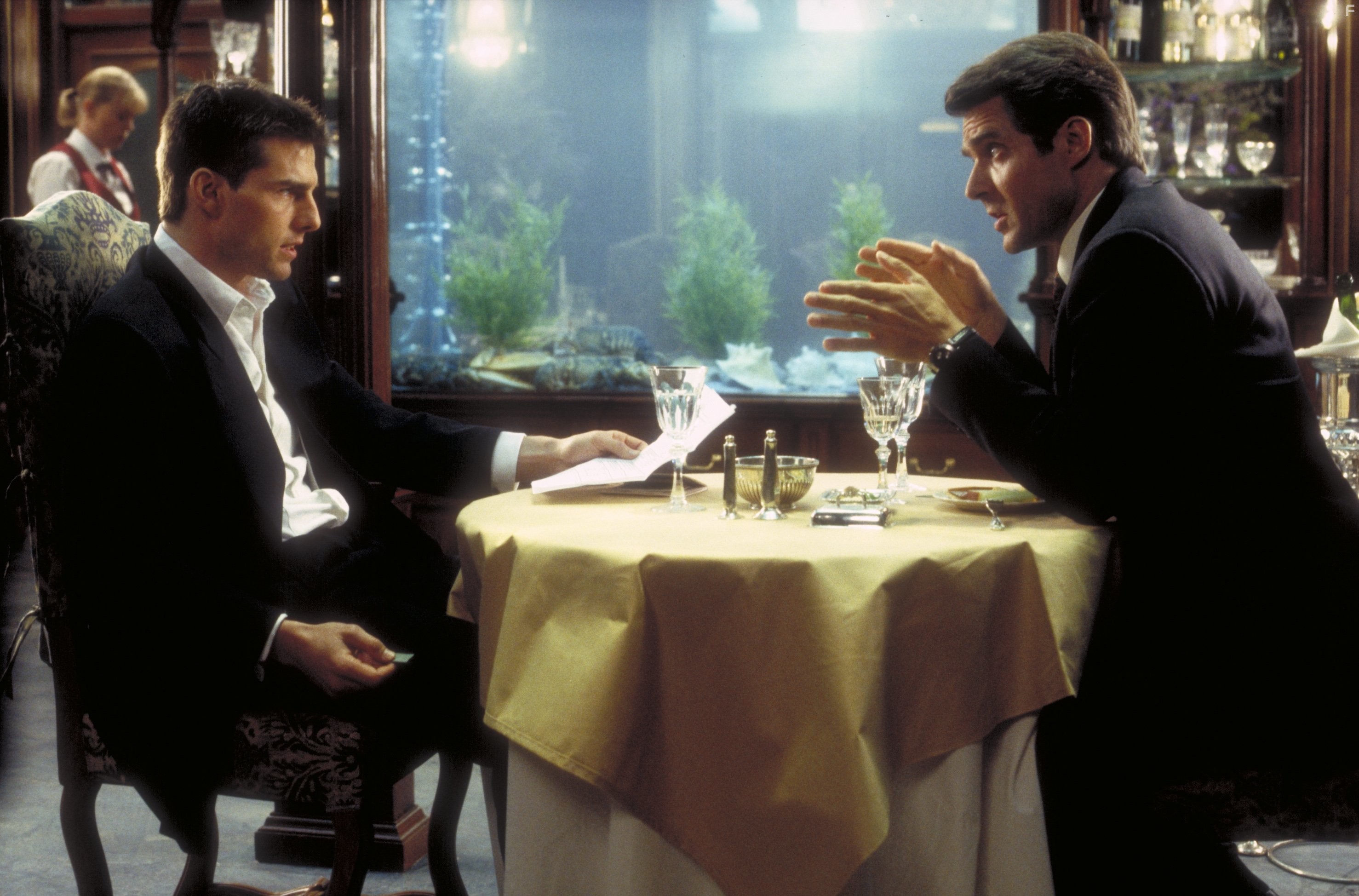 Tom Cruise and Henry Czerny in Миссия: невыполнима (1996)