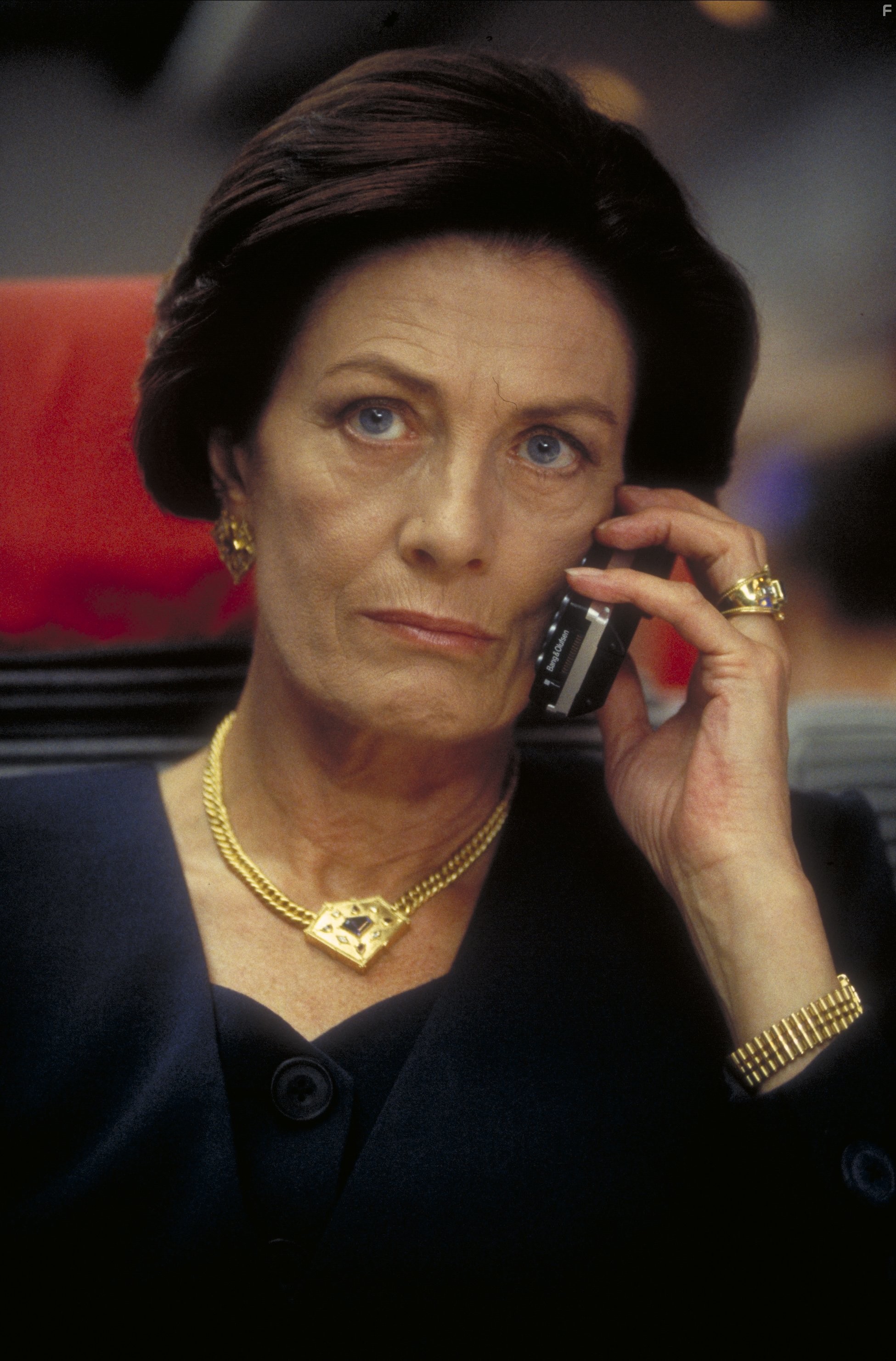 Vanessa Redgrave in Миссия: невыполнима (1996)