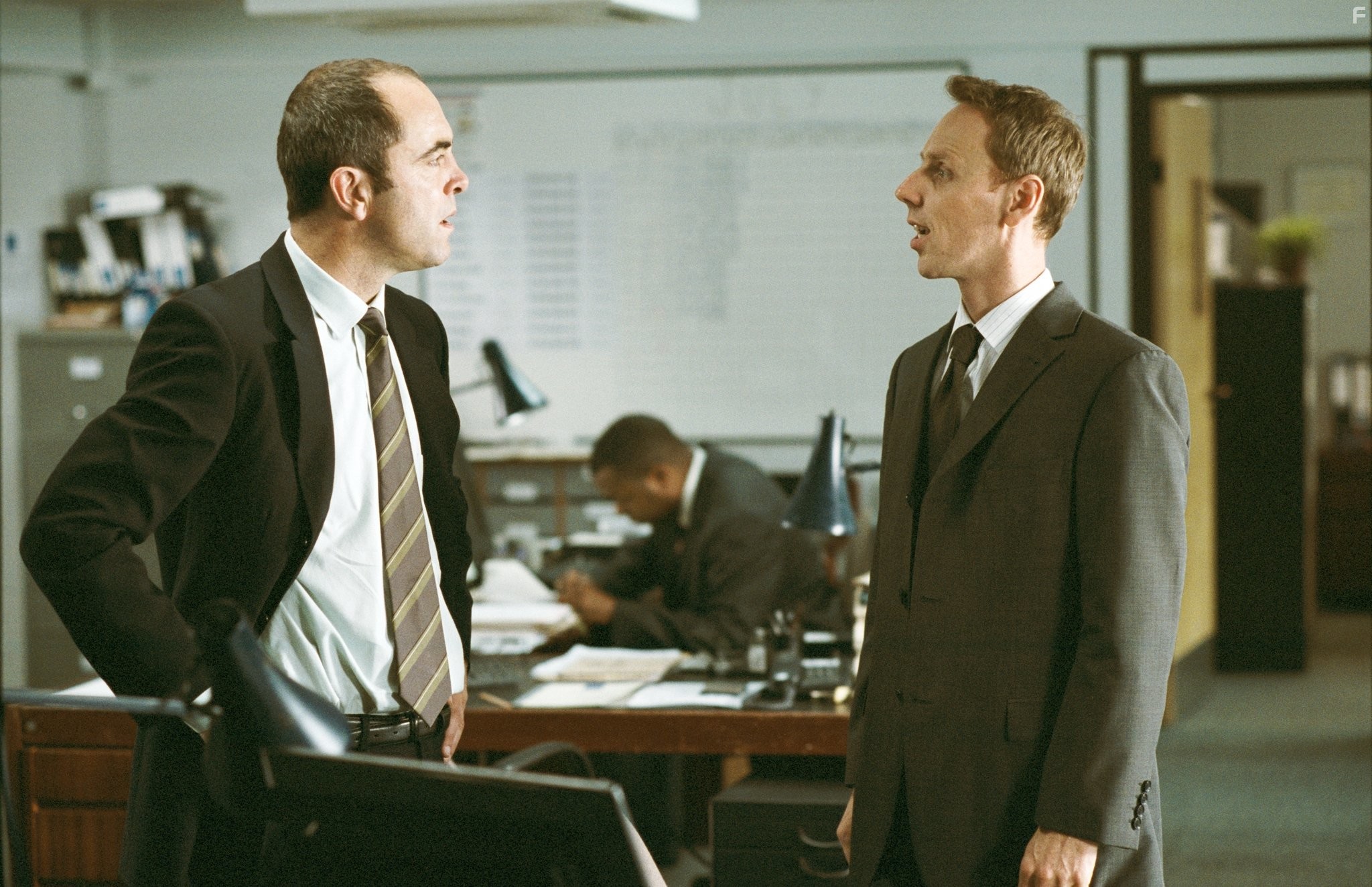 Ewen Bremner and James Nesbitt in Матч Поинт (2005)