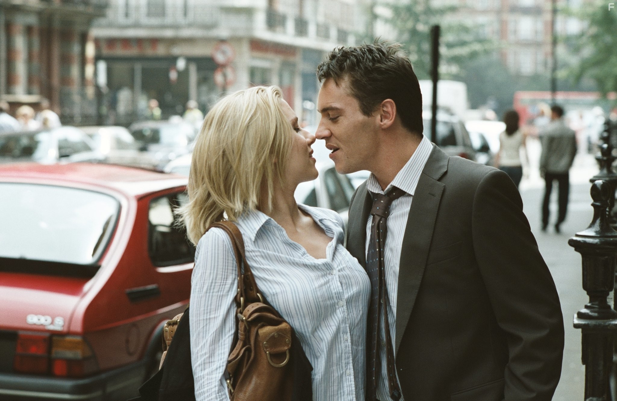 Jonathan Rhys Meyers and Scarlett Johansson in Матч Поинт (2005)