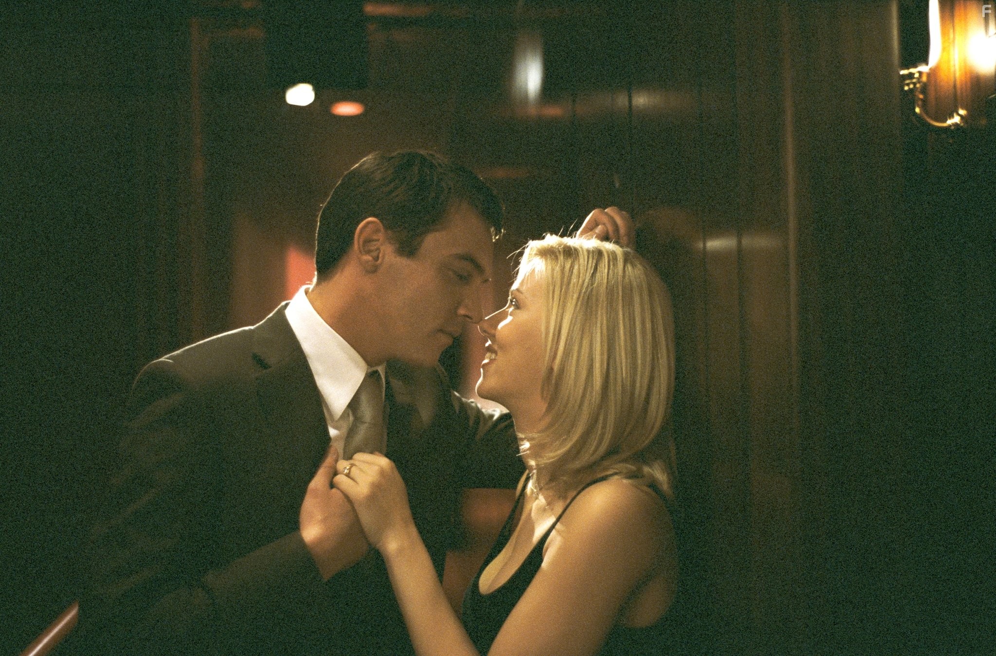 Jonathan Rhys Meyers and Scarlett Johansson in Матч Поинт (2005)