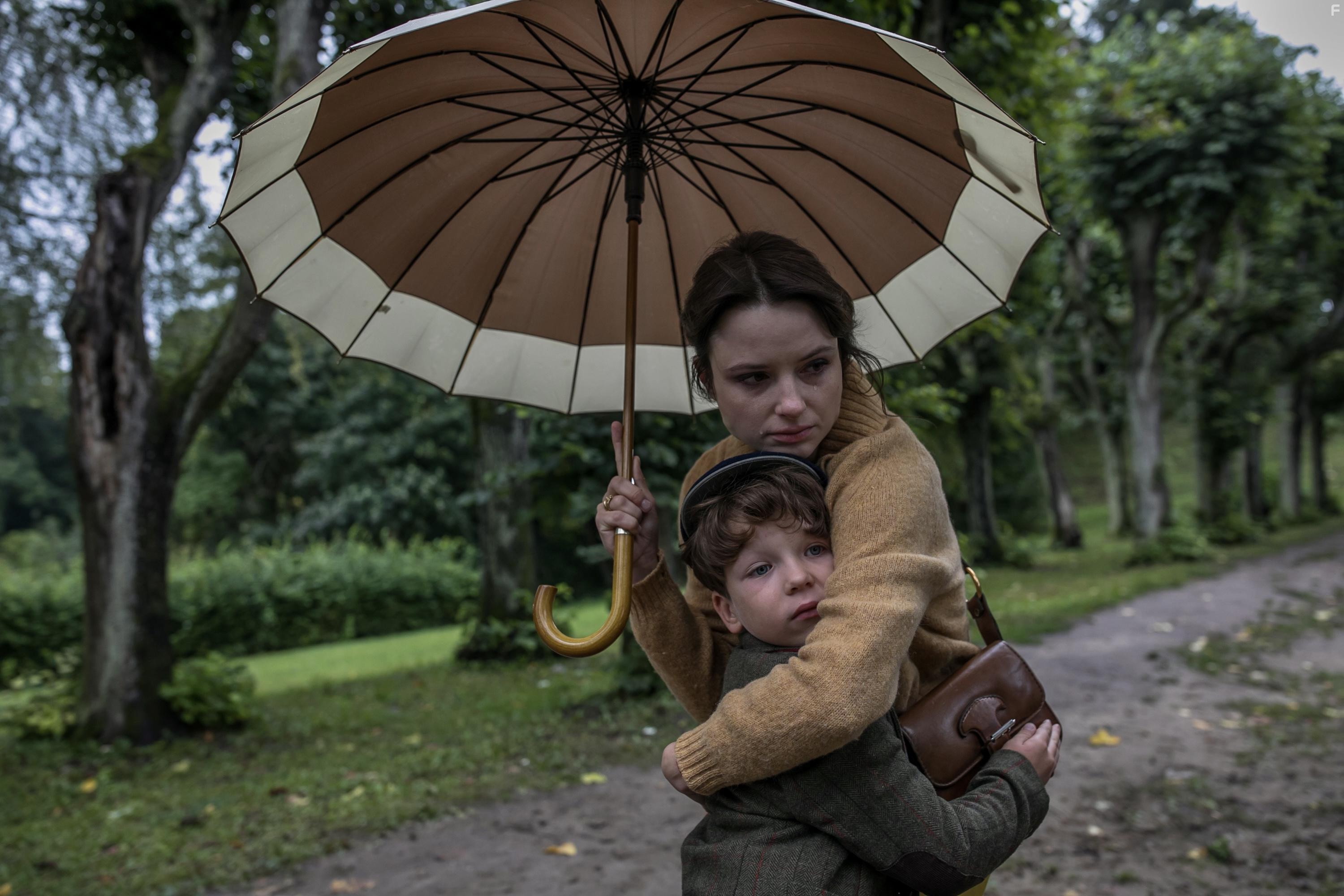 Julian Wichrowski and Anna Prchniak in Negatyw (2022)