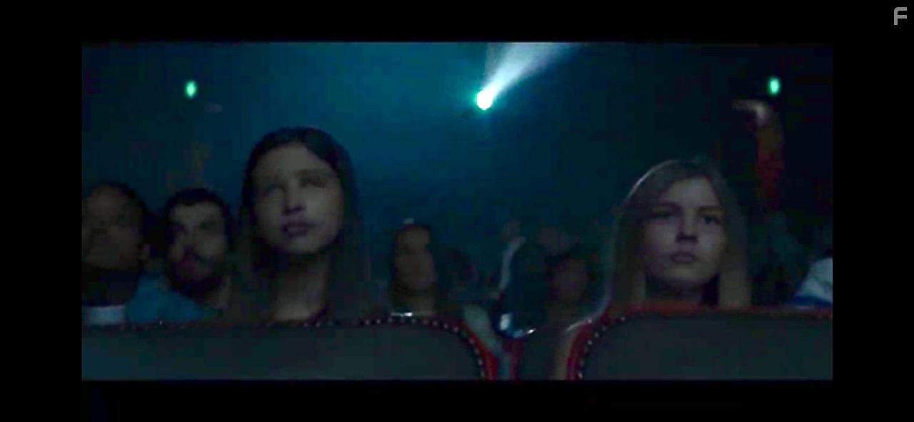 Eva Wild and Olive Bernadette Hoffman in Voir (2021)