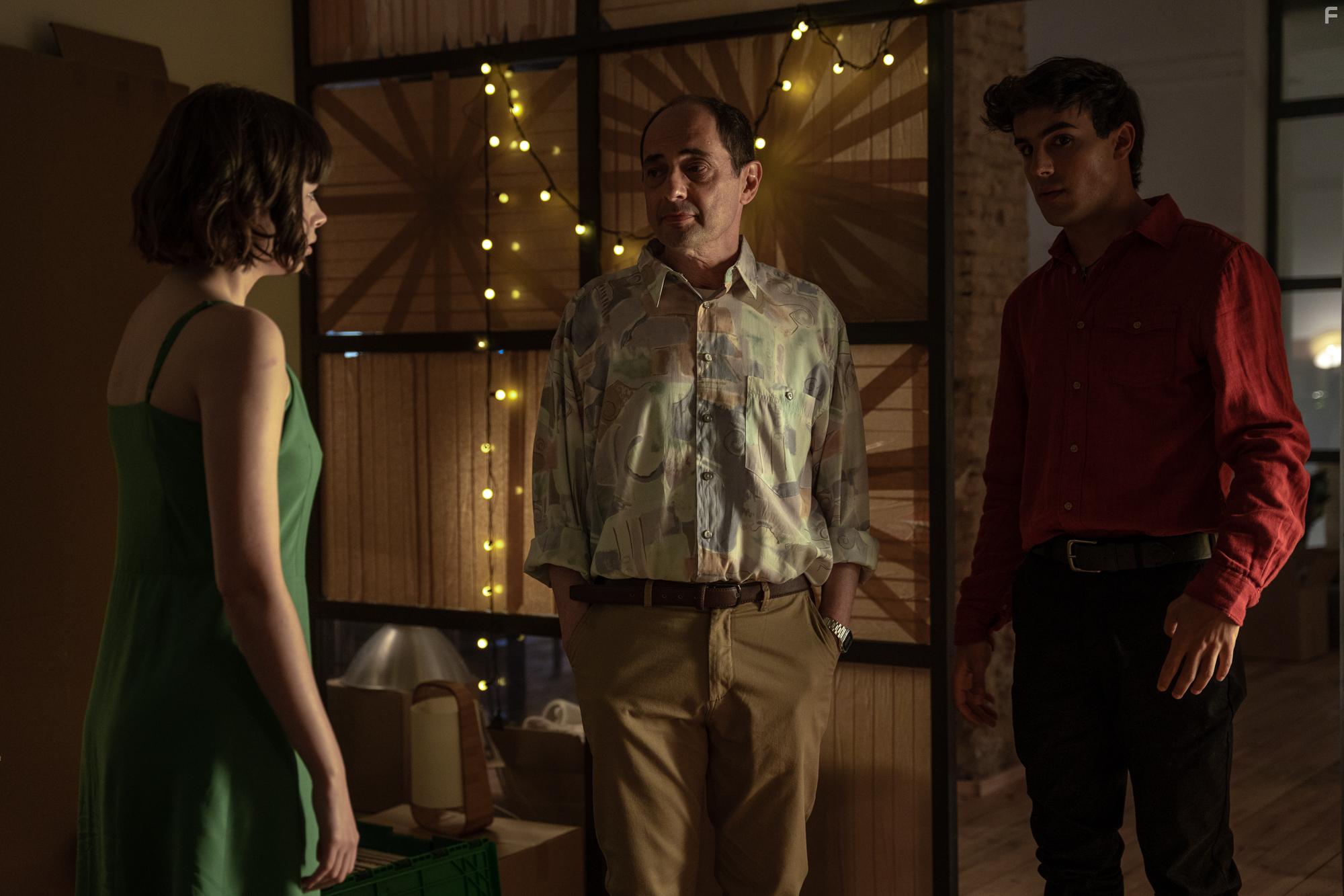 Jordi Snchez, Isa Montalbn, and scar Casas in HollyBlood (2022)