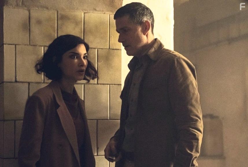 Matthew Fox and Amber Rose Revah in Last Light (2022)