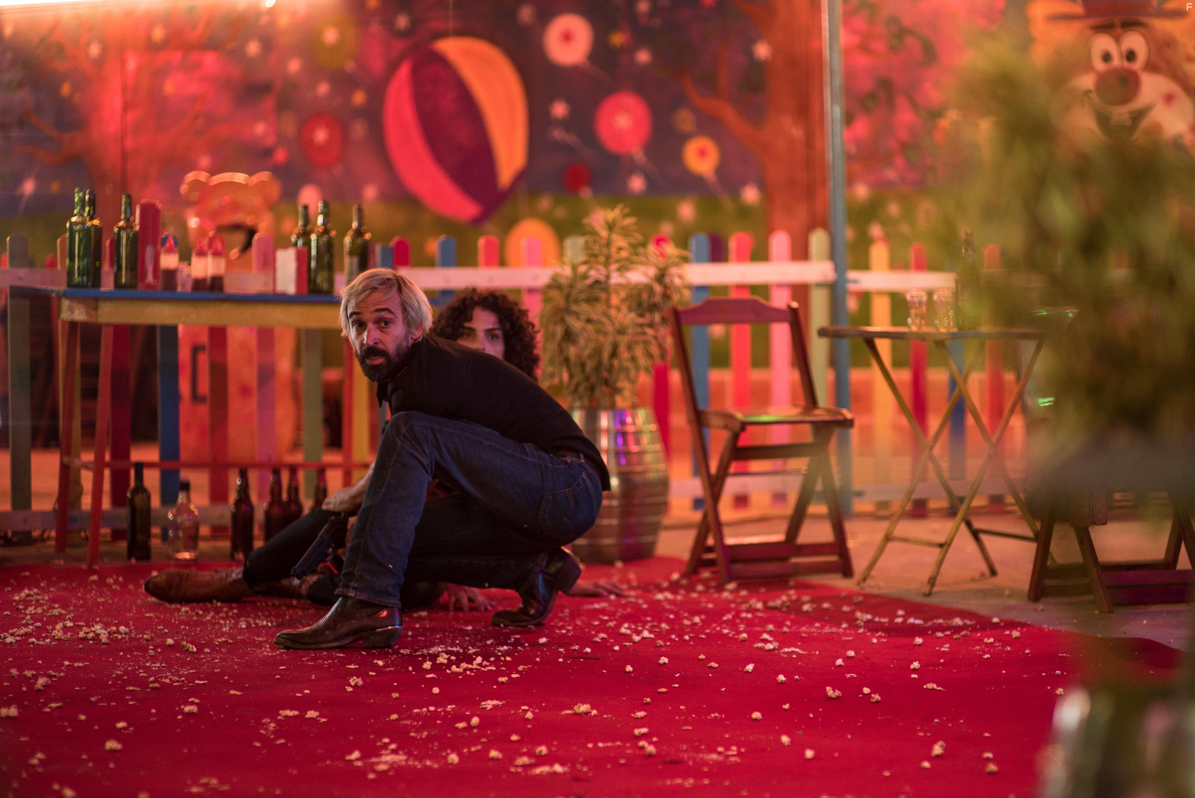 Jlio Andrade and Julia Konrad in 1 Contra Todos (2016)