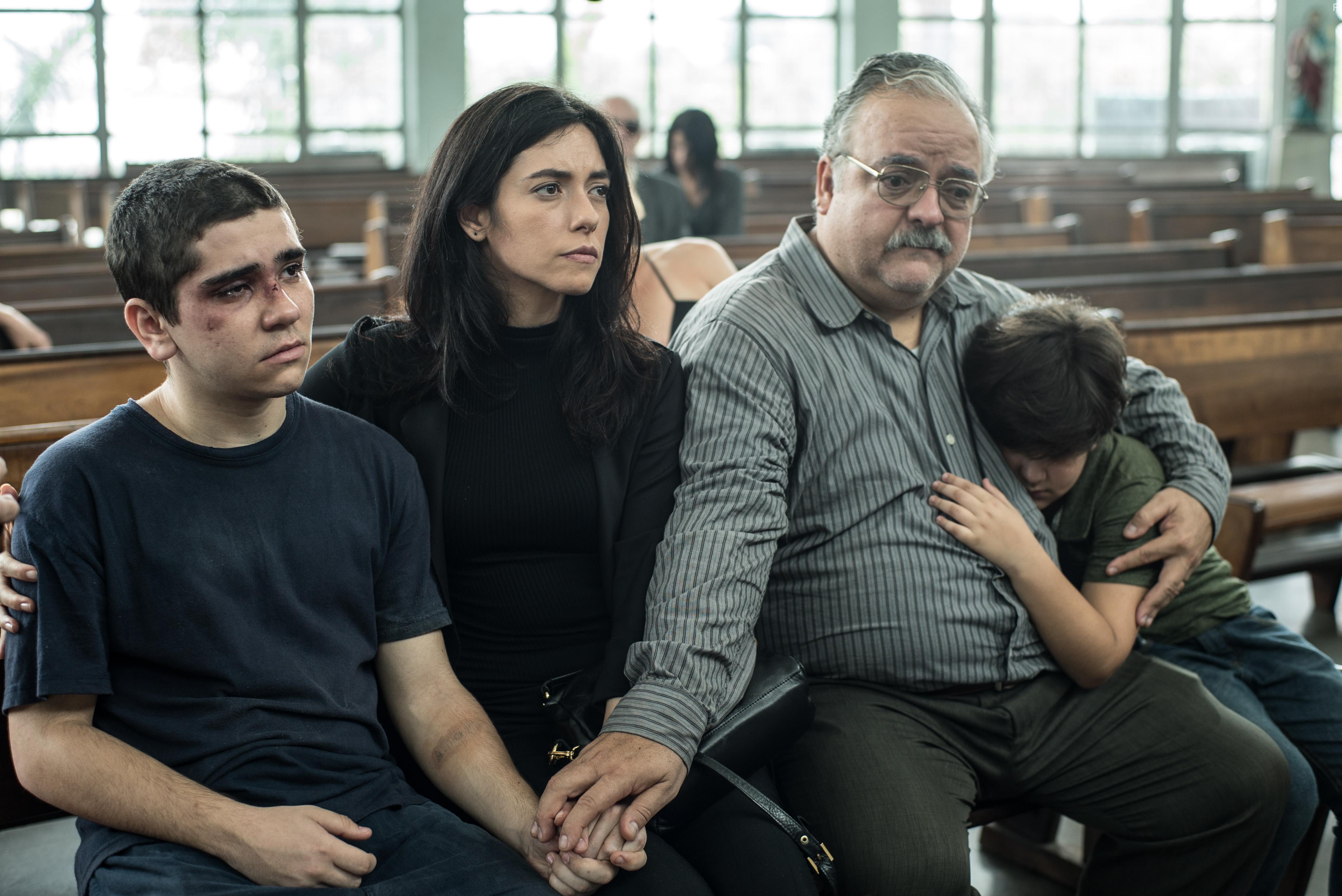 Xando Graa, Julia Ianina, Joo Fernandes, and Bernardo Alves in 1 Contra Todos (2016)
