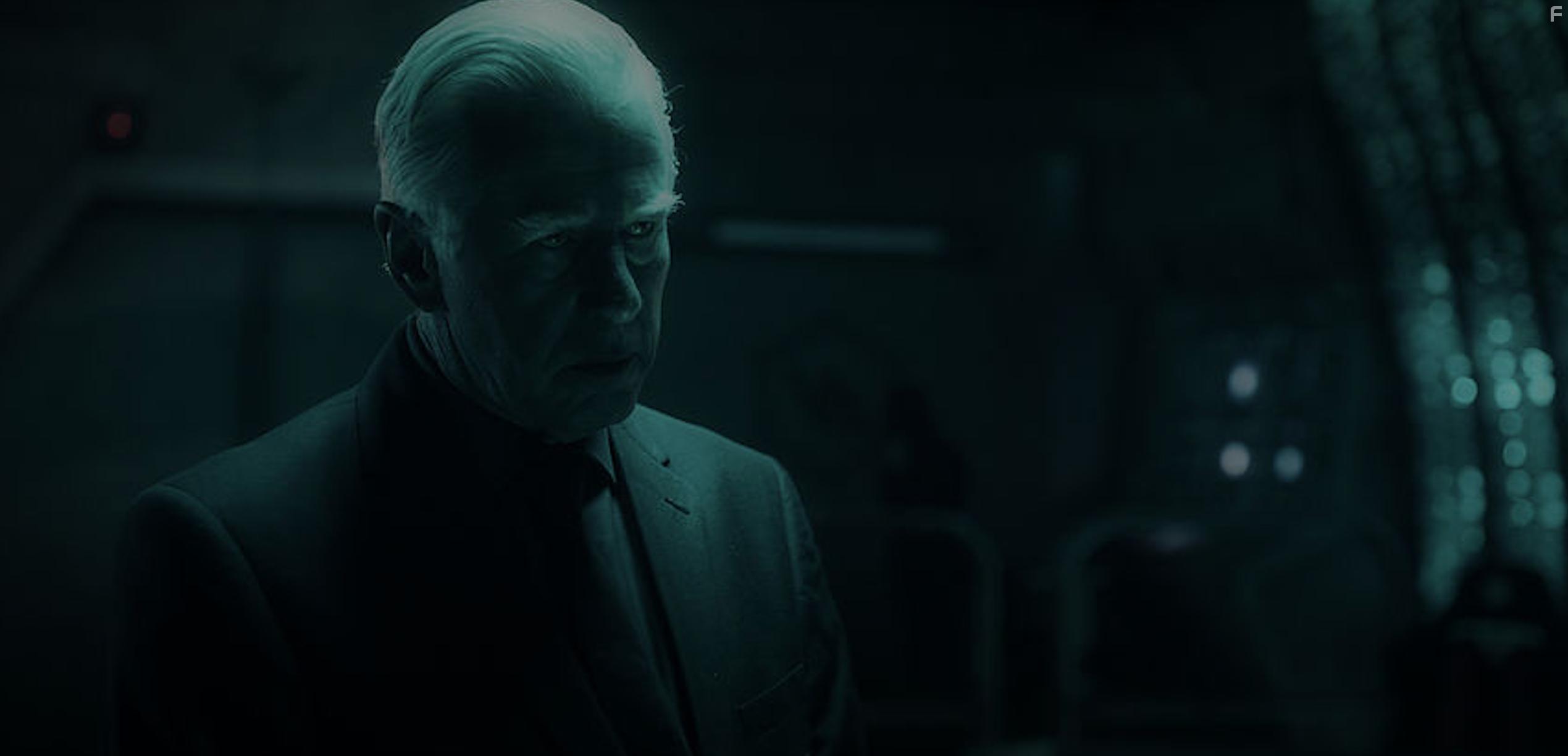 Phil Davis in Deus (2022)
