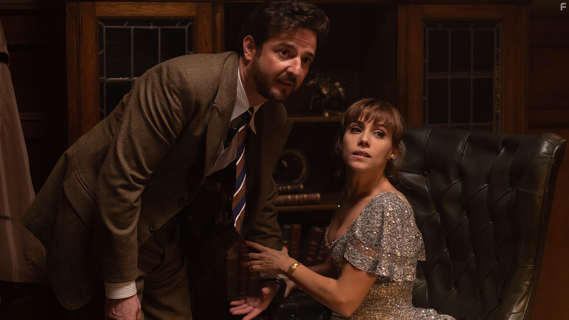 Gorka Otxoa and Aura Garrido in Un asunto privado (2022)