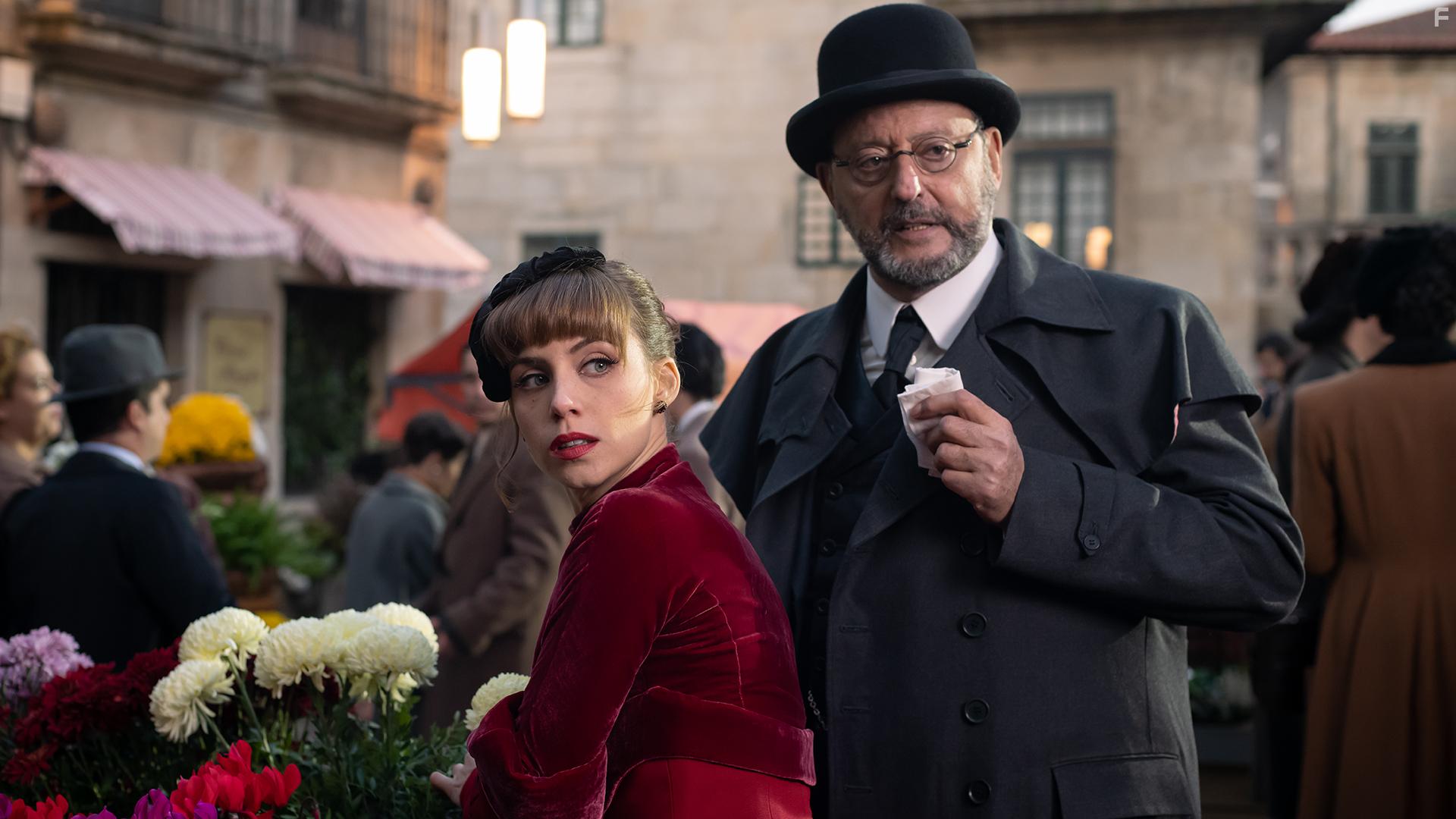 Jean Reno and Aura Garrido in Un asunto privado (2022)