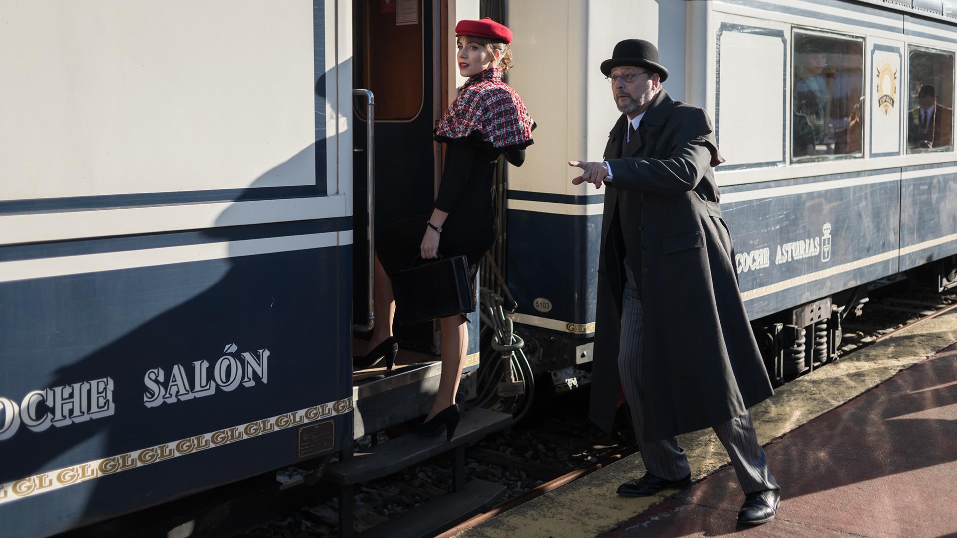 Jean Reno and Aura Garrido in Un asunto privado (2022)